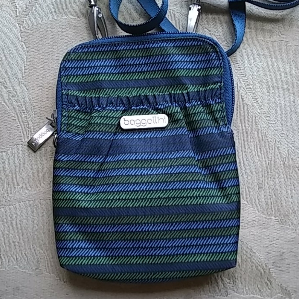 Nwot baggallini rfio secure crossbody